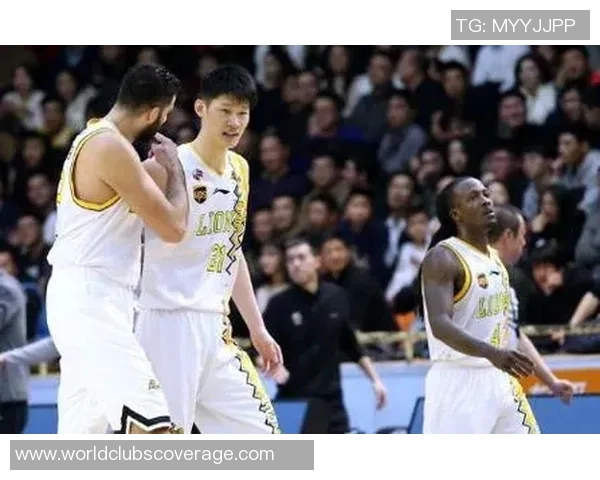 广州篮球队在城市联赛中以62分稳居积分榜首位展现强劲实力